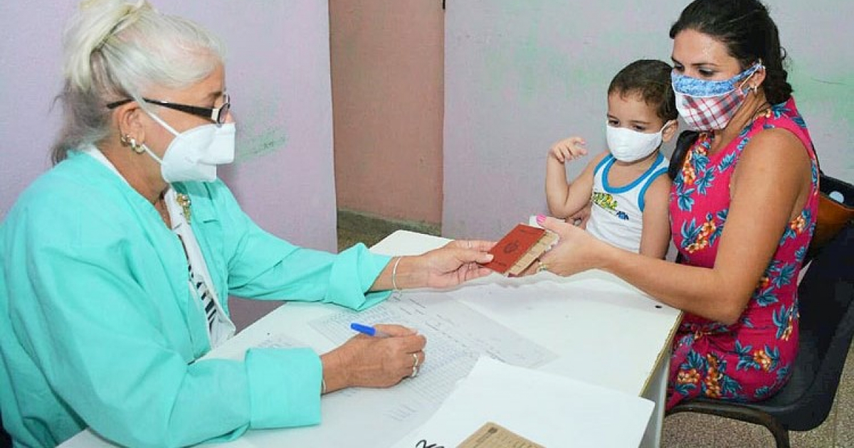 Doctora cubana atiende a un niño acompañado de su madre © Vanguardia / Ramón Barreras Valdés