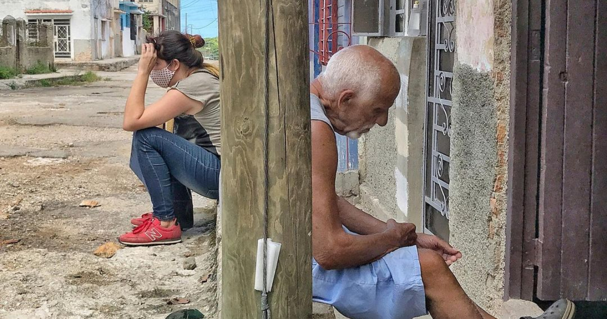 Anciano cubano en calle de Guanabacoa, La Habana © Adrian Almeida Aroche / Instagram