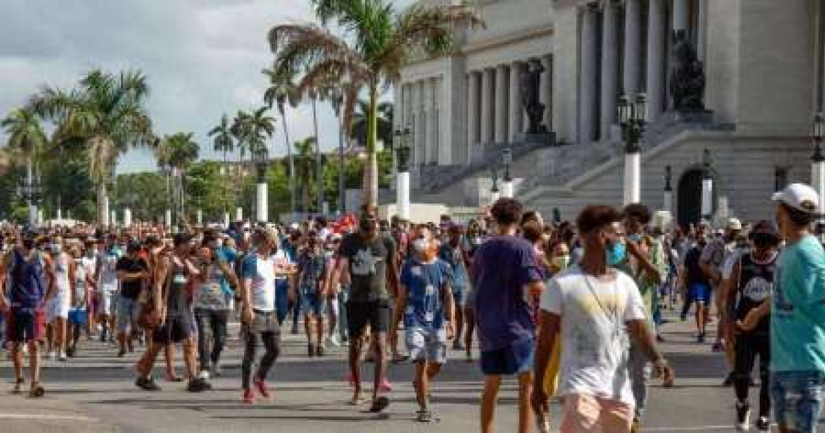 Cubanos manifestándose el 11 julio de 2021 en La Habana © Marcos Évora