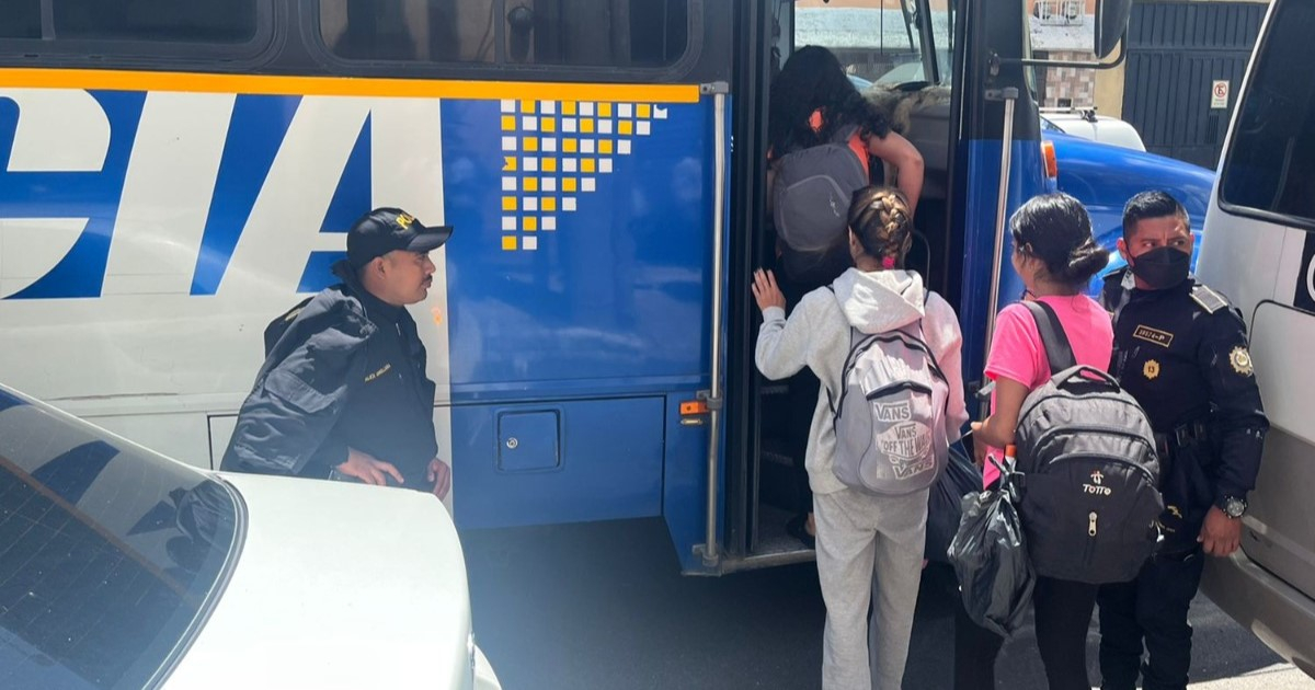 Migrantes suben a los ómnibus para ser deportados a sus países de origen © Migración Guatemala / Twitter