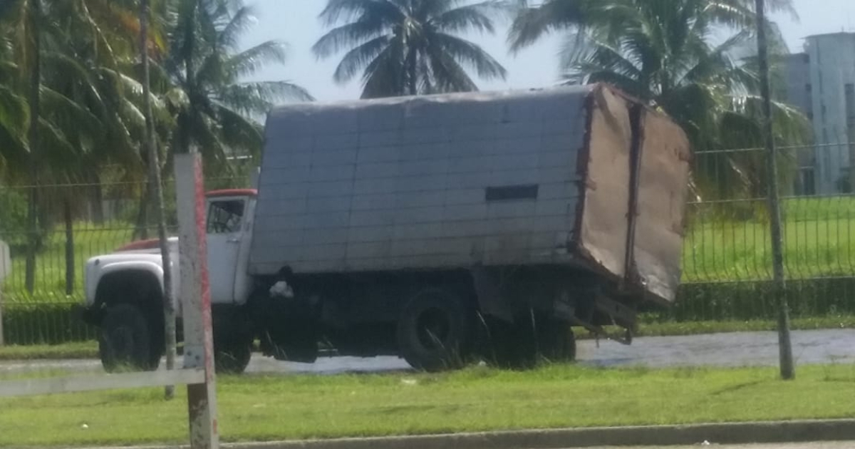 Camión atrapado en bache de La Habana © Facebook/ ACCIDENTES BUSES & CAMIONES por más experiencia y menos víctimas
