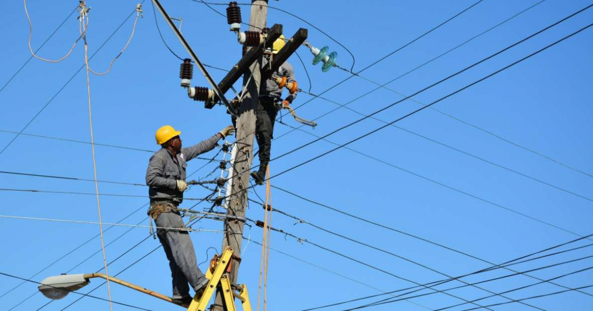 Trabajadores de la Unión Eléctrica de Cuba © Unión Eléctrica UNE / Facebook