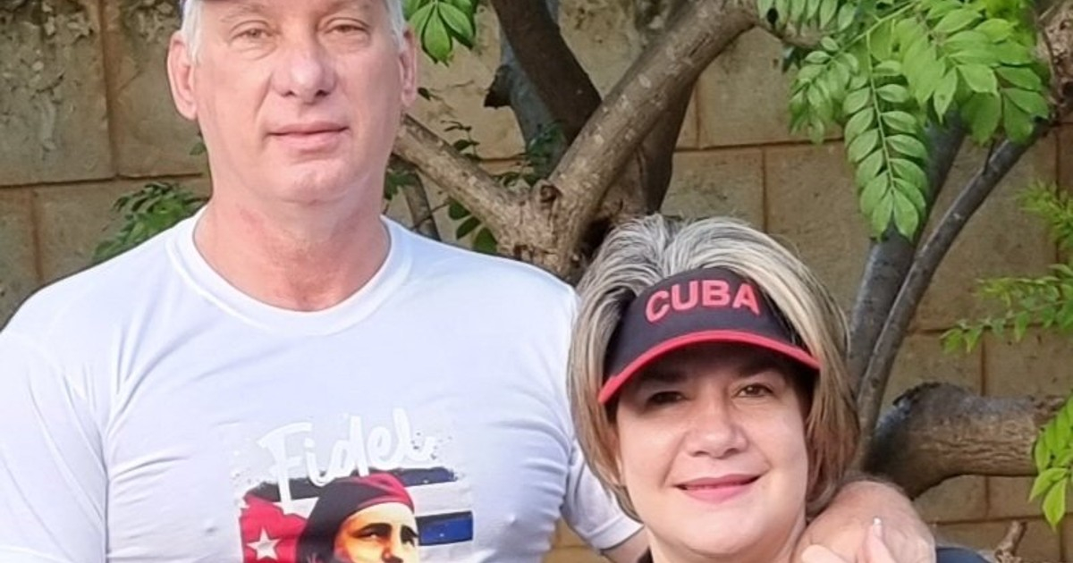Miguel Díaz-Canel y su esposa con "pulóveres comunistas" © Twitter / Lis Cuesta