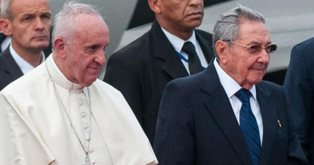El Papa y Raúl Castro durante su visita a Cuba de 2015 © Granma