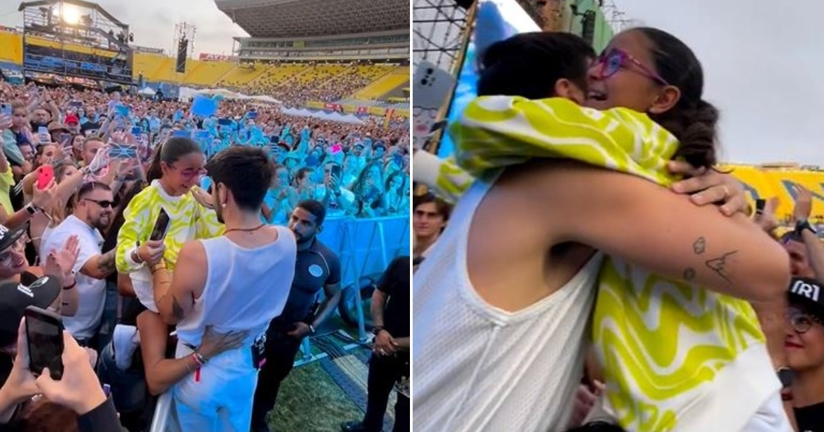 Camilo abrazando a una fan en pleno show © Instagram / Camilo Echeverry