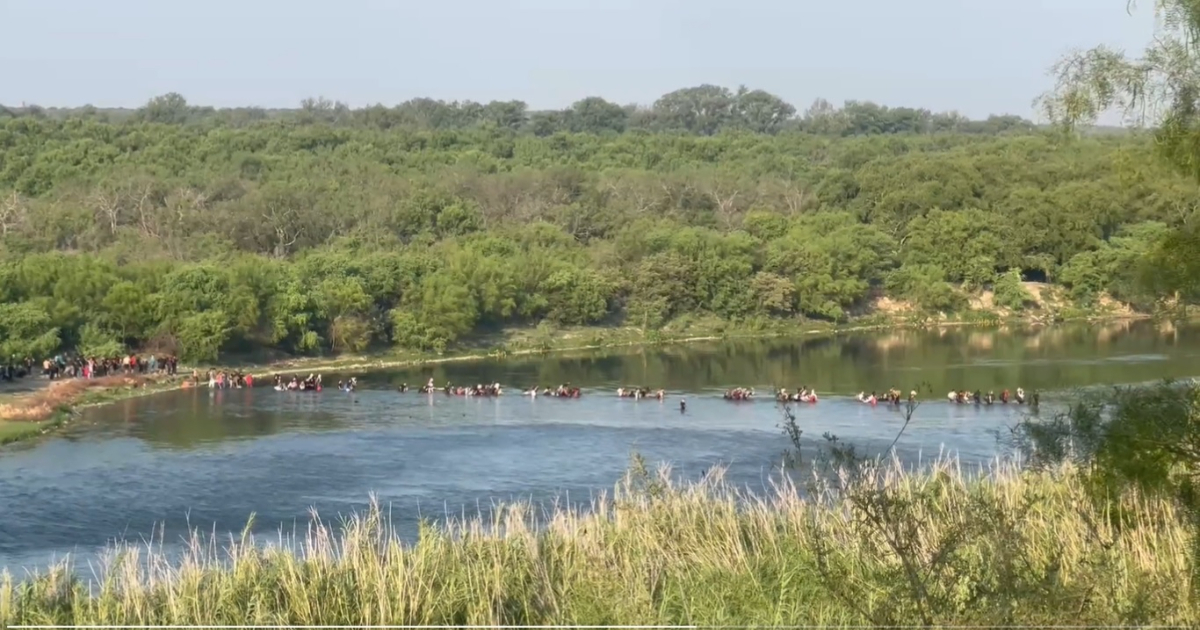 Grupo masivo de migrantes cruza el río Bravo © Captura de video Twitter / Bill Melugin