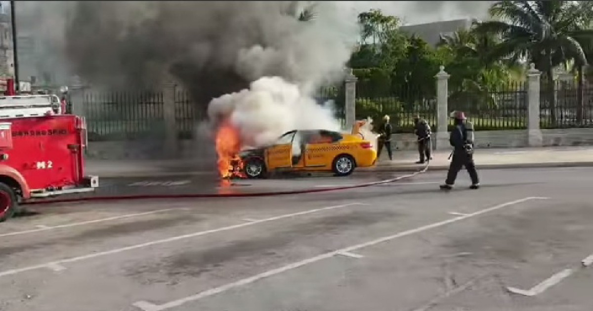 Taxi incendiado en la Avenida del Puerto de La Habana © Facebook / ACCIDENTES BUSES & CAMIONES por más experiencia y menos víctimas! / Lázaro Duarte