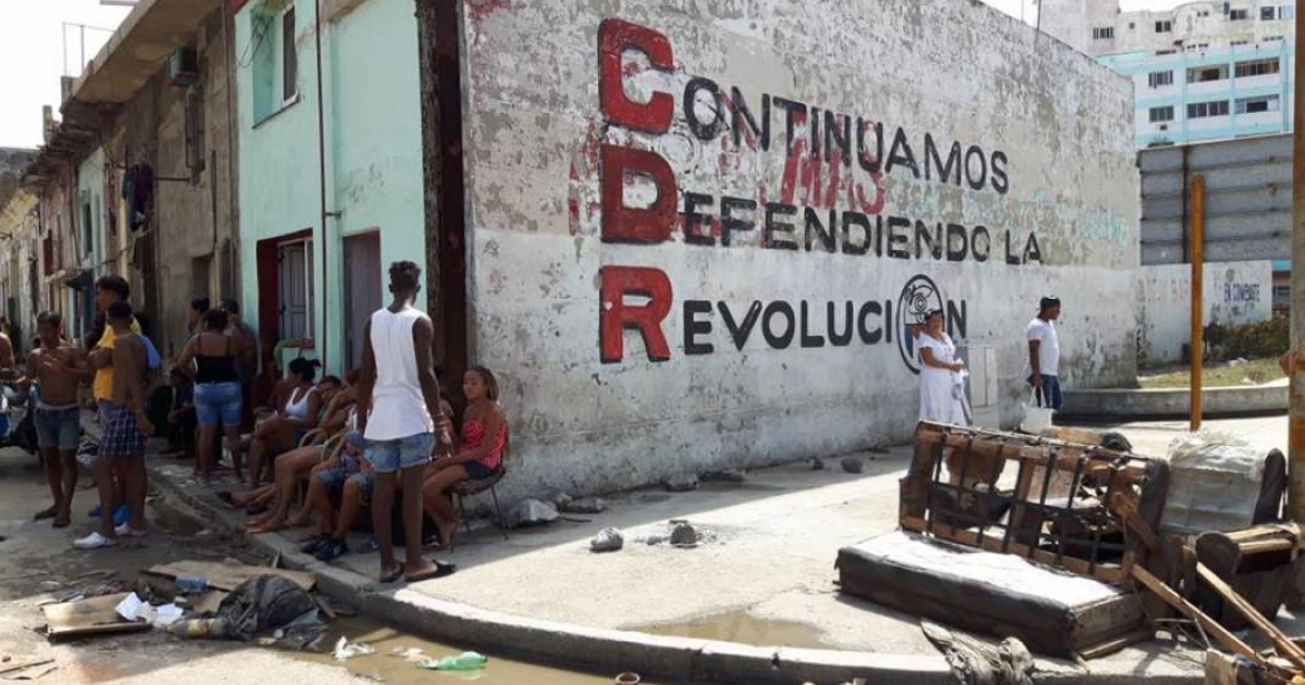 Cartel de propaganda política en un barrio empobrecido de Cuba © CiberCuba