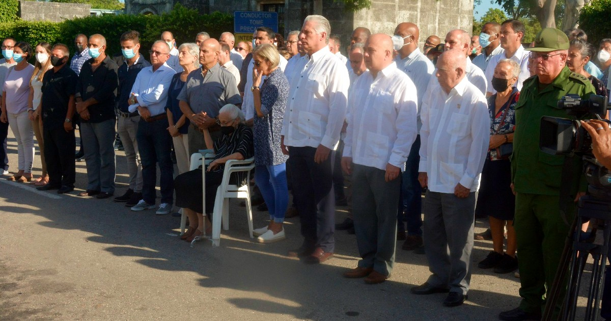 Autoridades del régimen junto a familiares y amigos del difunto Balaguer Cabrera © Twitter / Presidencia Cuba