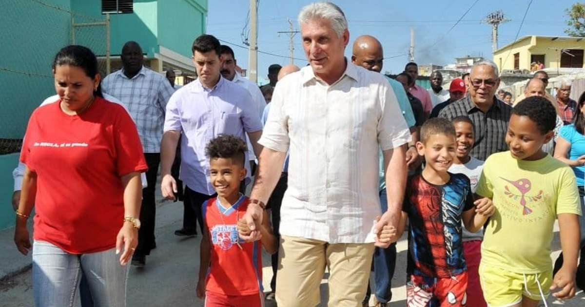 Miguel -Díaz-Canel junto a niños cubanos © Twitter / Miguel Díaz-Canel