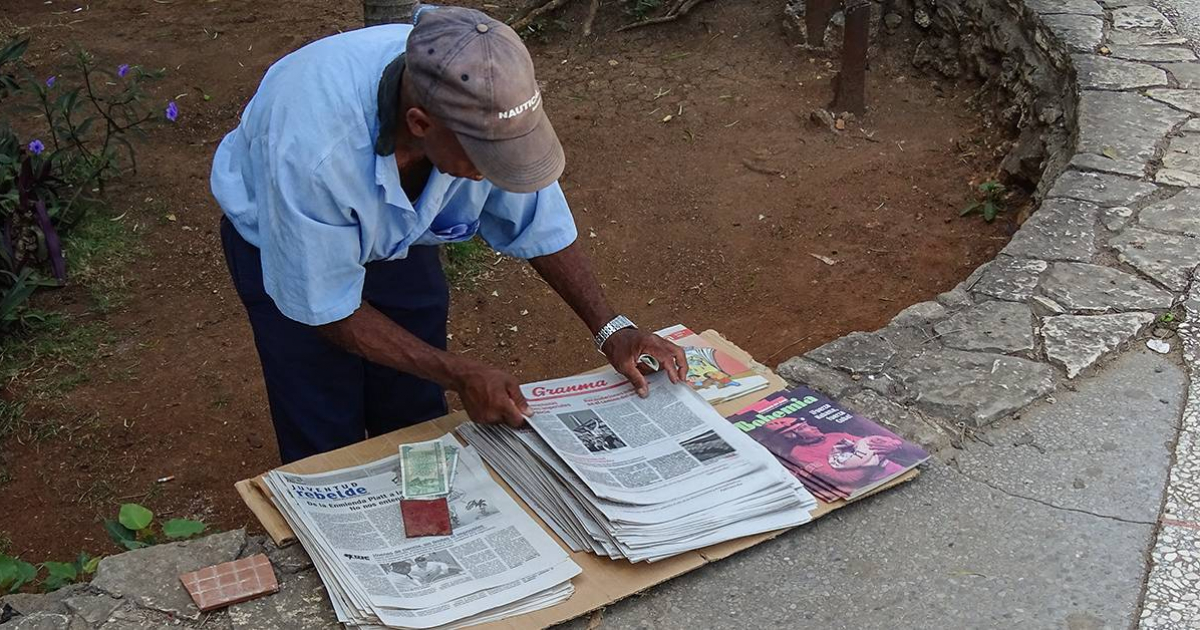Vendedor de periódicos en Cuba © CiberCuba