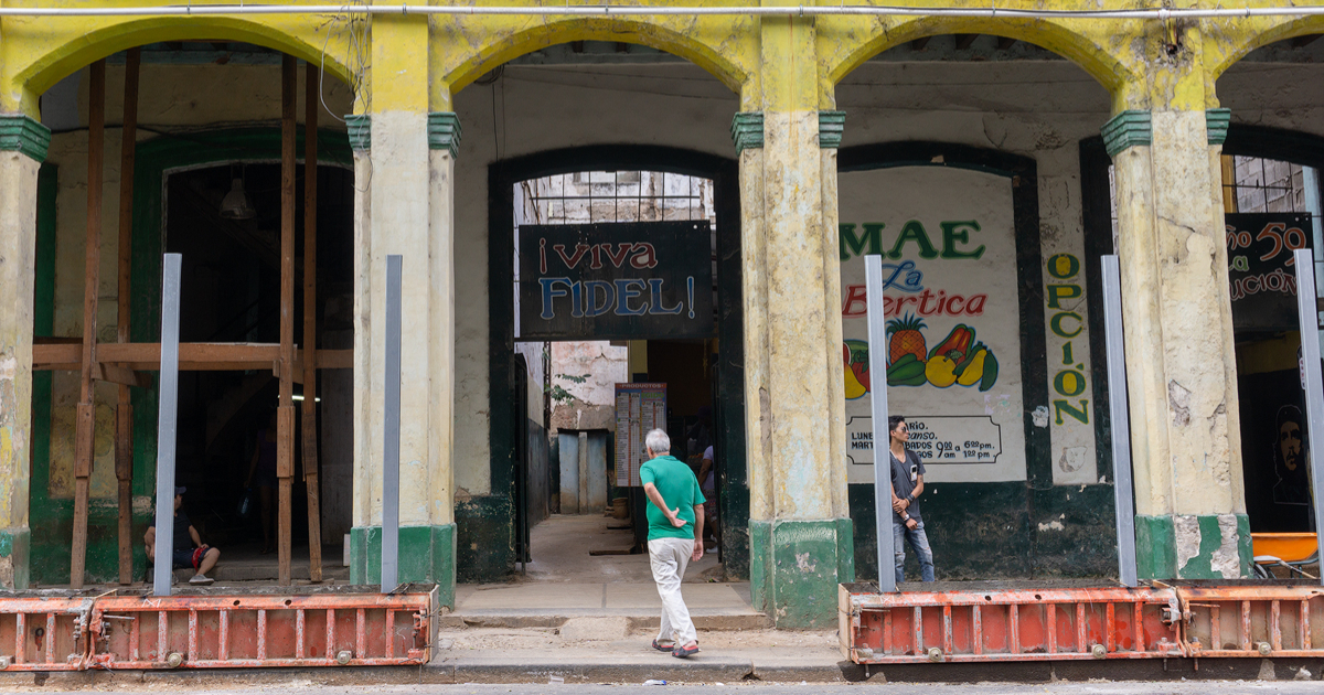 Agromercado en edificio en ruinas en La Habana. © CiberCuba