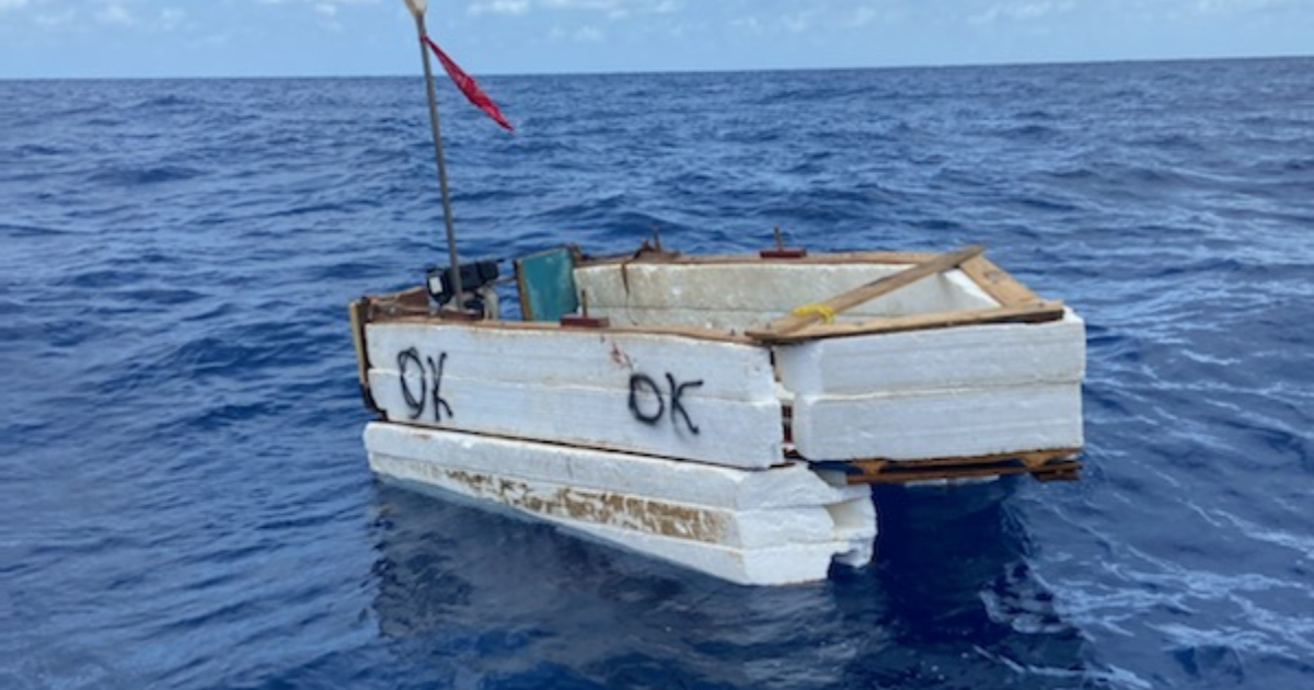 Embarcación marcada con "OK" por la Guardia Costera tras detener a los balseros © Twitter / USCG