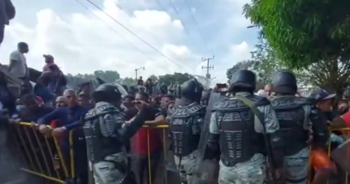 Migrantes ante las oficinas del INM en Tapachula © Captura de video de Diario del Sur