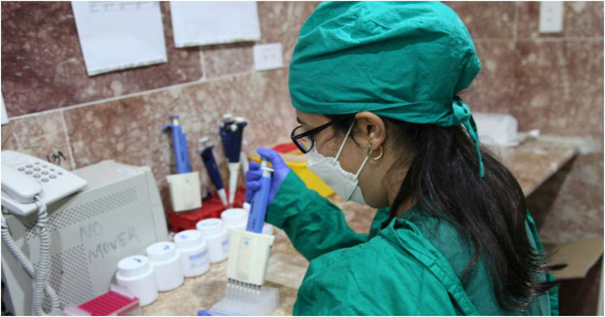 Trabajadora del Laboratorio de Biología Molecular en Sancti Spíritus © Agencia Cubana de Noticias