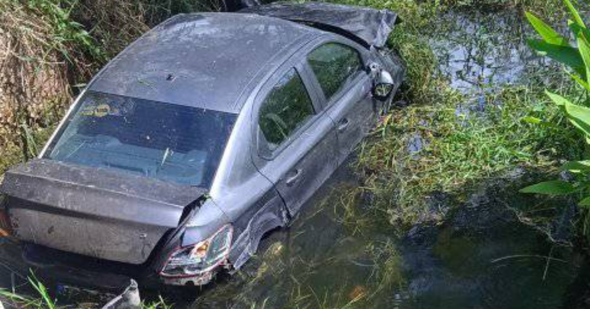 Auto sumergido en río de Bauta, Artemisa © Facebook/ ACCIDENTES BUSES & CAMIONES por más experiencia y menos víctimas