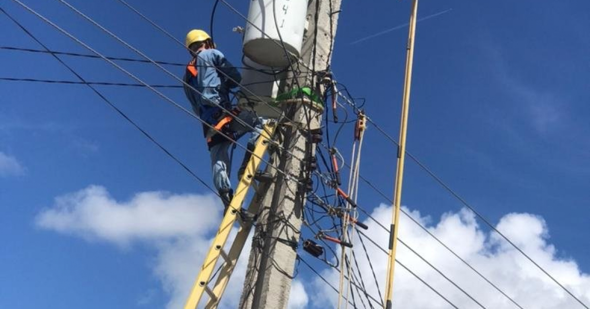 Trabajador de la Empresa Eléctrica de La Habana © Unión Eléctrica UNE / Facebook
