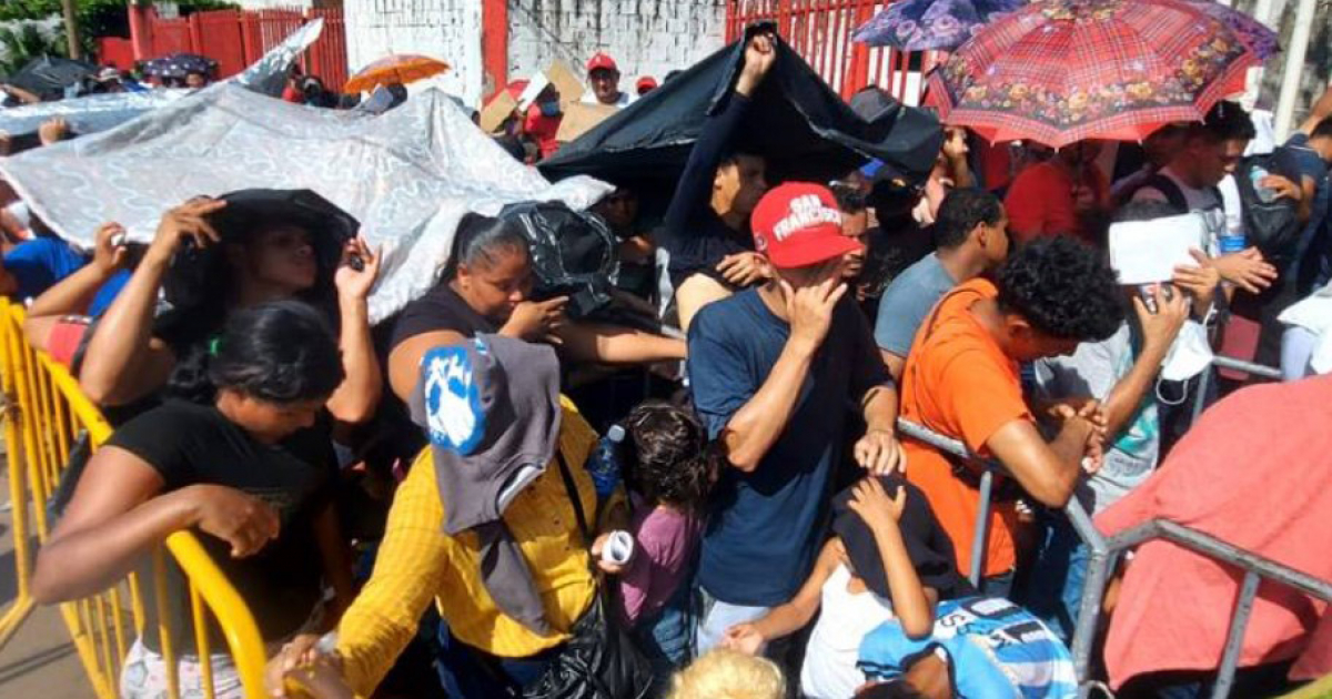 Migrantes frente a oficina del INM en Tapachula © Diario del Sur