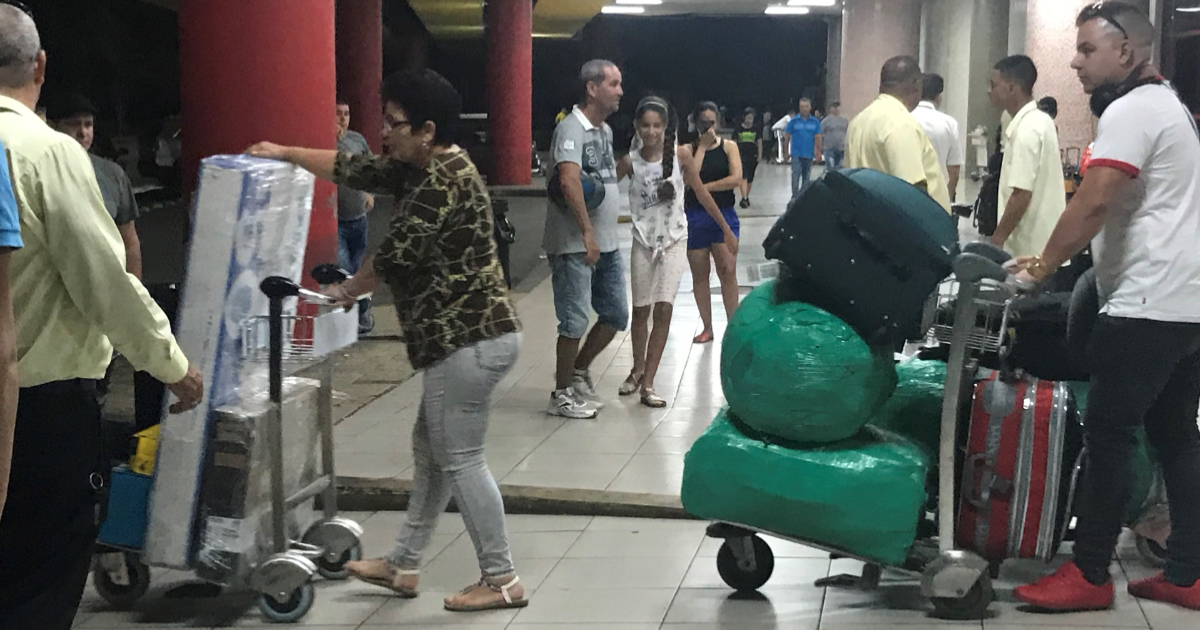 Pasajeros en aeropuerto José Martí © CiberCuba