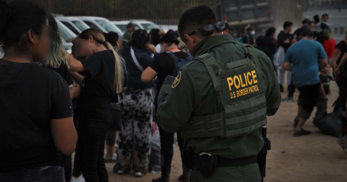 Migrantes detenidos por la Patrulla Fronteriza. © Twitter / @USBPChiefDRT