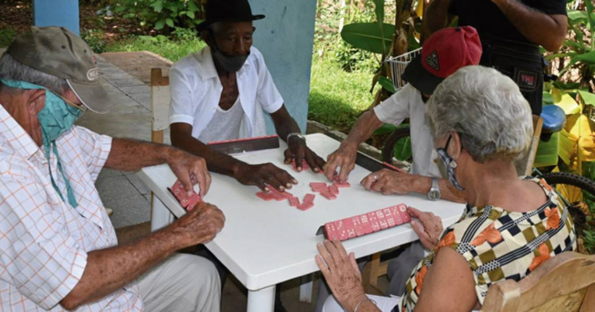 Abuelos cubanos juegan dominó en Pinar del Río © Guerrillero