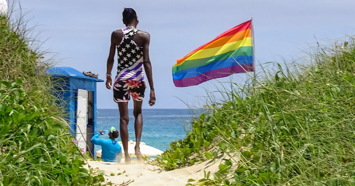 Bandera LGBT en playa de Cuba © CiberCuba