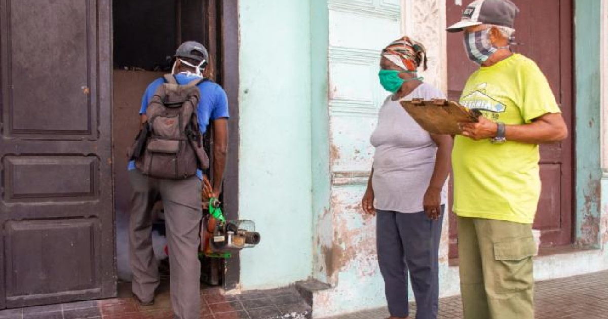 Fumigación contra el dengue en Cuba © Granma