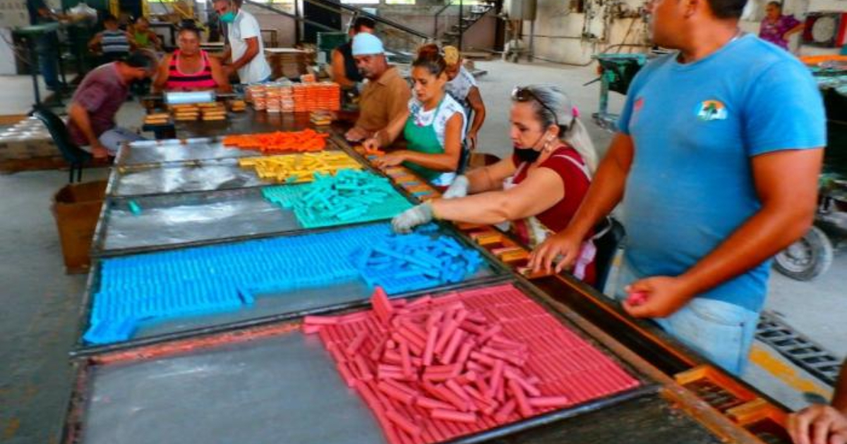 Fábrica de plastilina en Manzanillo, Granma © Granma