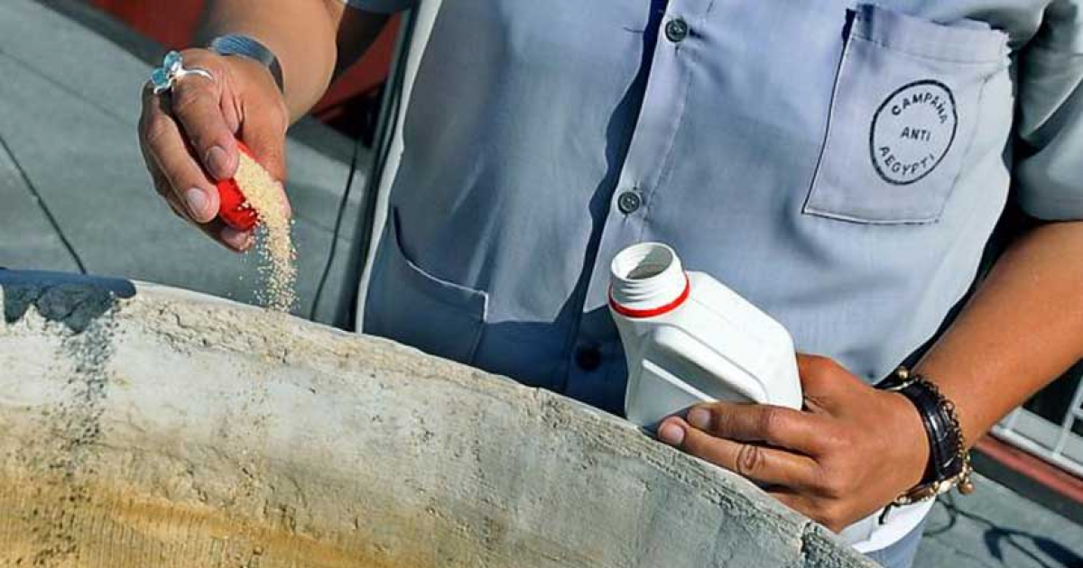 Empleado cubano desinfectando tanque de agua © José Manuel Correa / Invasor