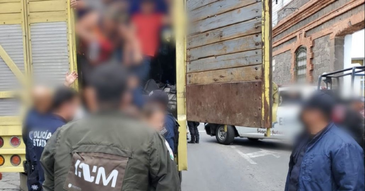 Migrantes descendiendo del camión una vez que fueron descubiertos por agente del INM © Twitter/INM