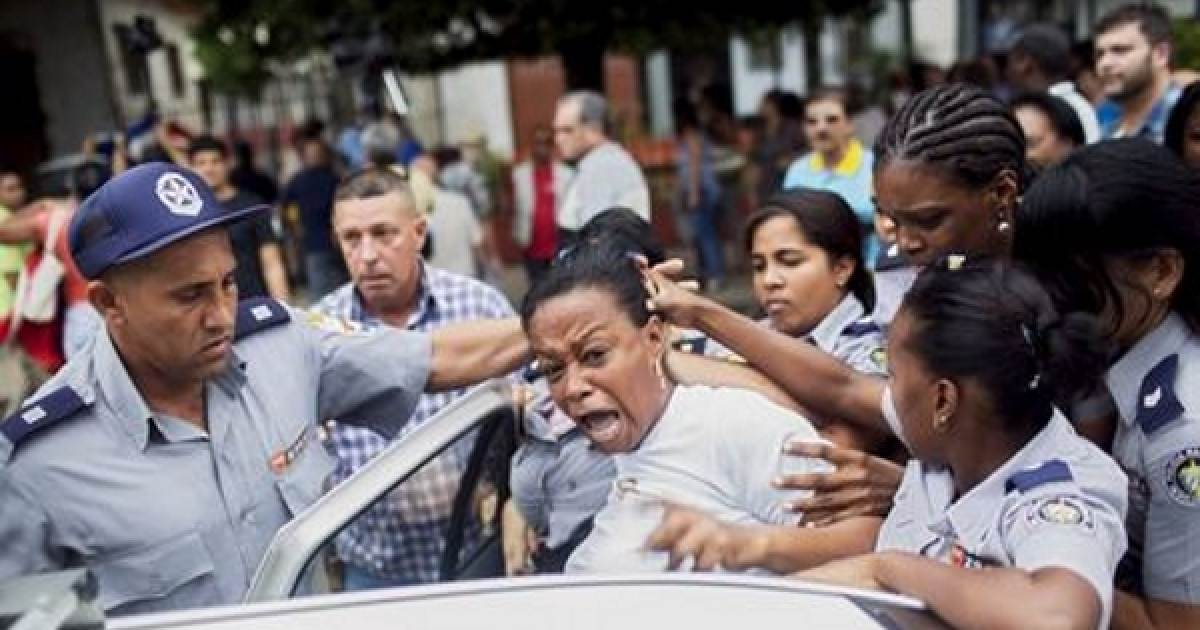 Detención violenta a Damas de Blanco © Cubanet