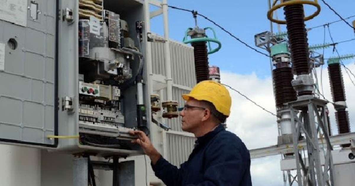 Un especialista revisando instalación eléctrica © ACN