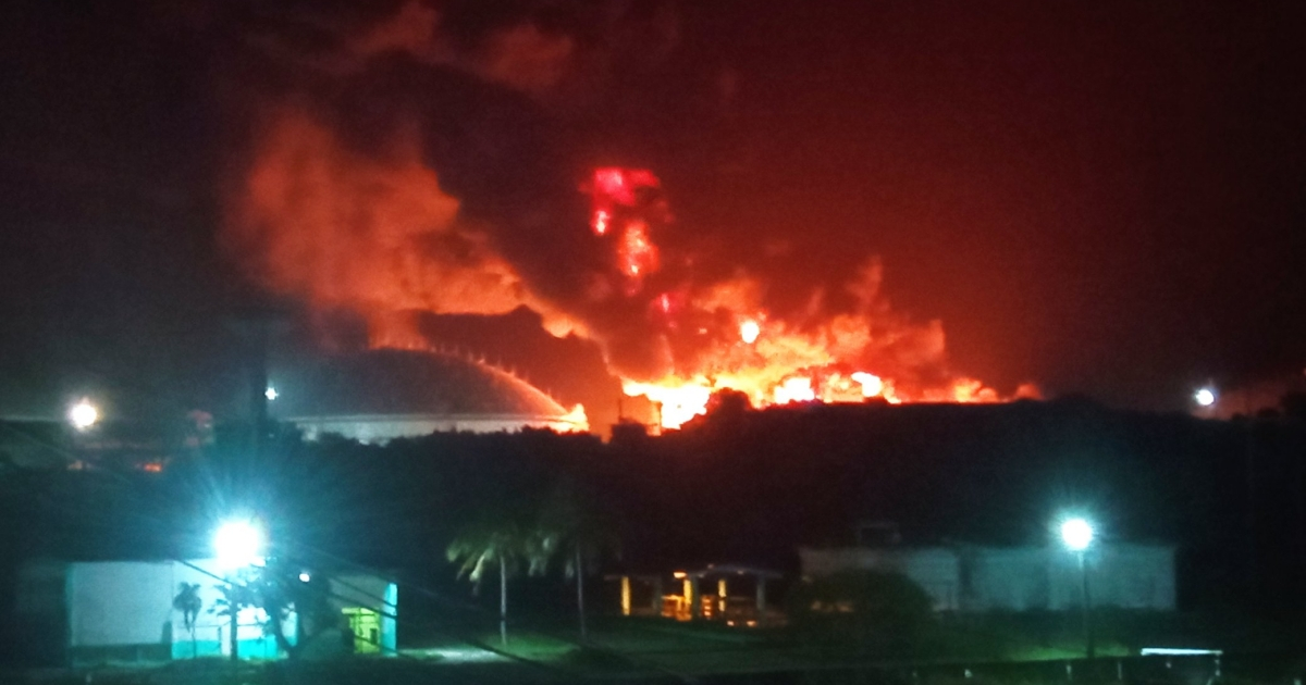 Voraz incendio en base de supertanqueros en Matanzas © Twitter / Gobierno provincial