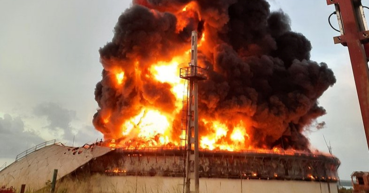 Incendio en zona industrial de Matanzas © Twitter / Susely Morfa