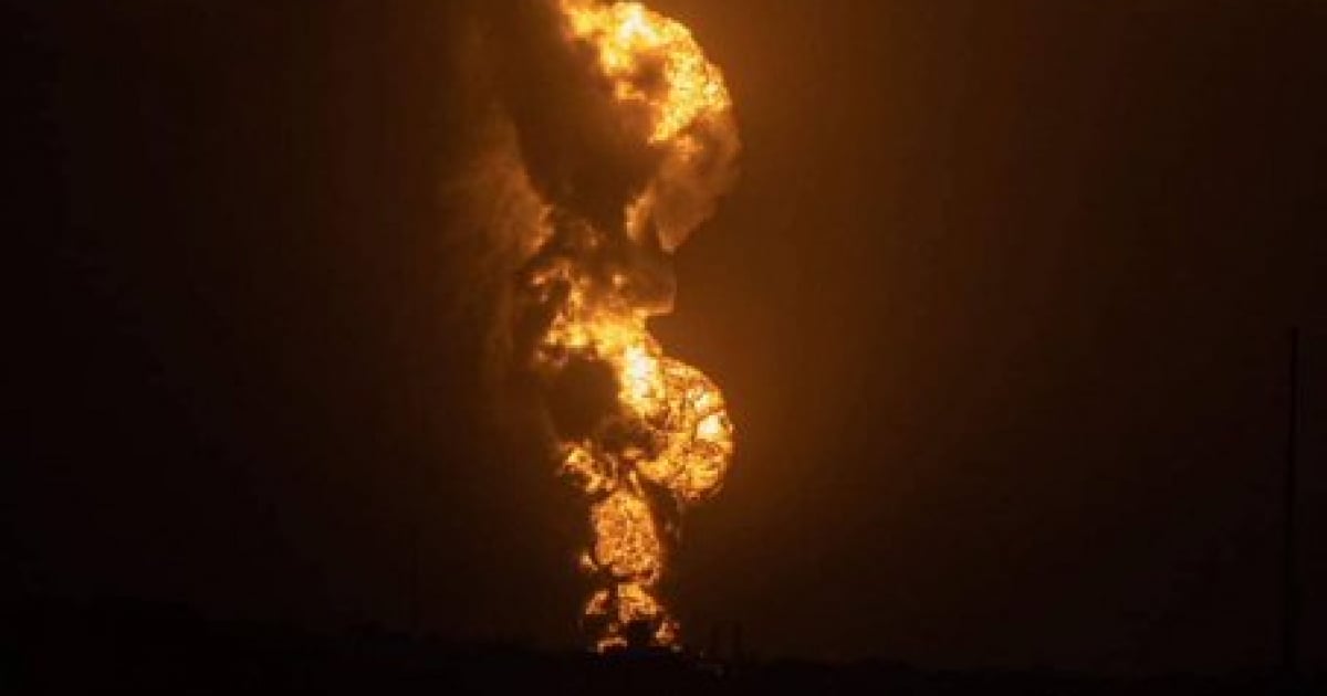 Llamarada de uno de los tanques de petróleo incendiados en Matanzas © Elier Pila Fariñas / Twitter