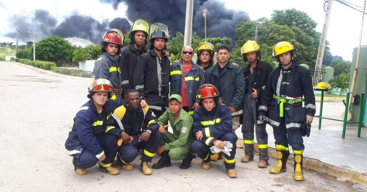 Bomberos que trabajan en el incendio de Matanzas © Facebook/ Cubadebate