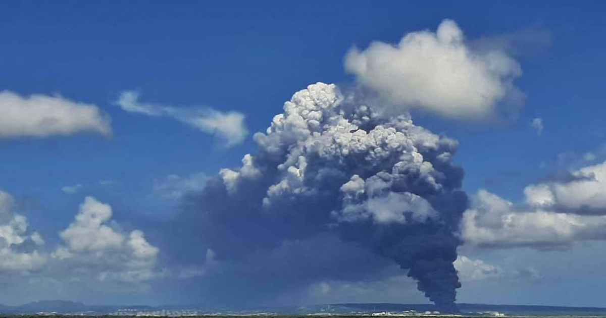 Una nube Cumulus congestus flammagenitus formada como consecuencia del incendio © Henry Delgado (tomada de Facebook / Radio26 Emisora Matanzas Cuba)