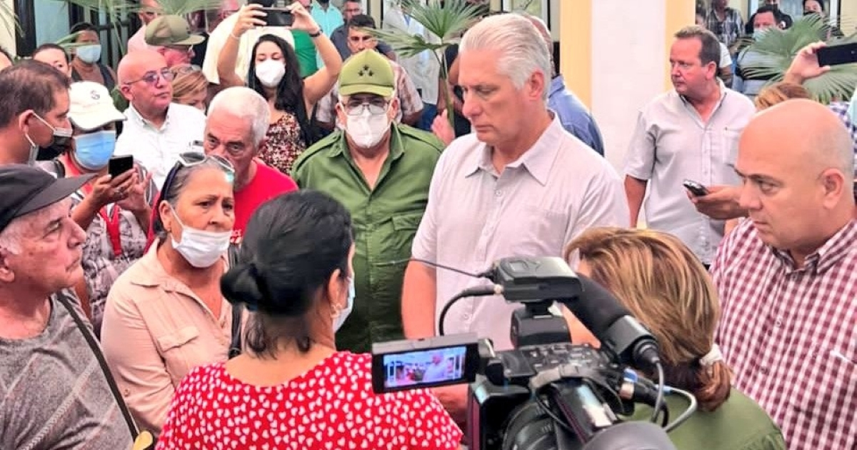 Miguel Díaz-Canel con familiares de desaparecidos. © Twitter/Presidencia de Cuba