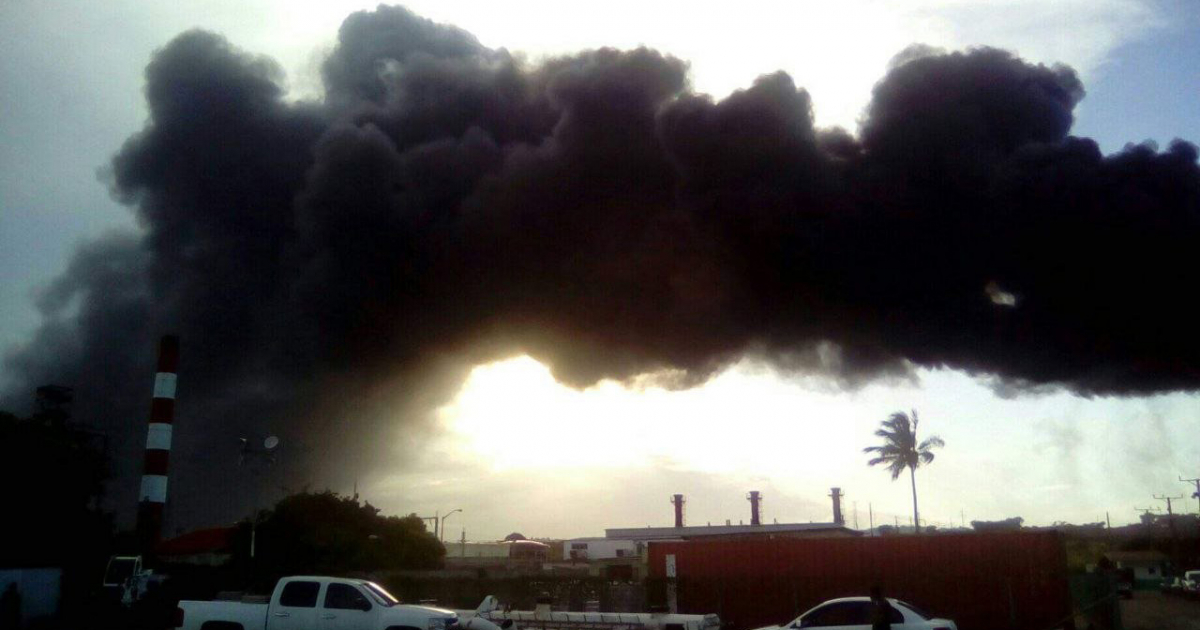 Incendio en la Base de Supertanqueros de Matanzas © Twitter / Radio 26