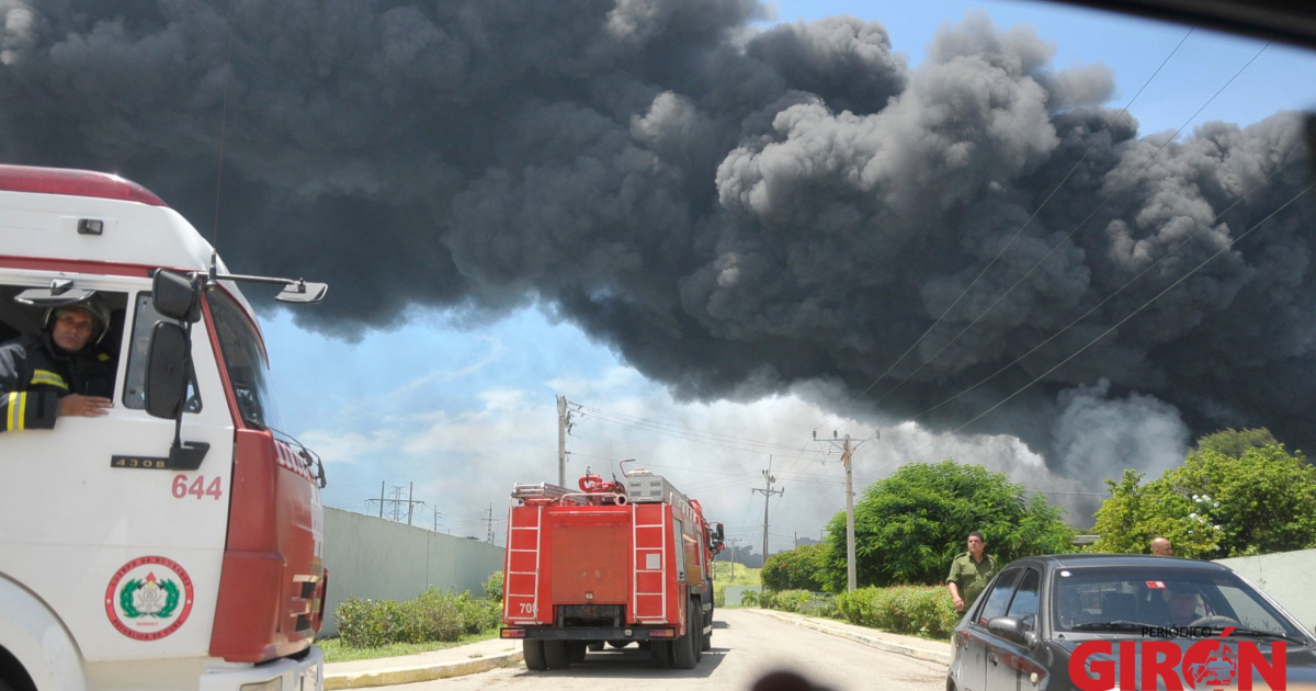 Nube tóxica proveniente de la Base de Supertanqueros de Matanzas © Periódico Girón 