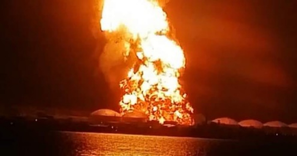 Fuertes explosiones en la madrugada de lunes en la Base de Supertanqueros de Matanzas. © Captura de video casero