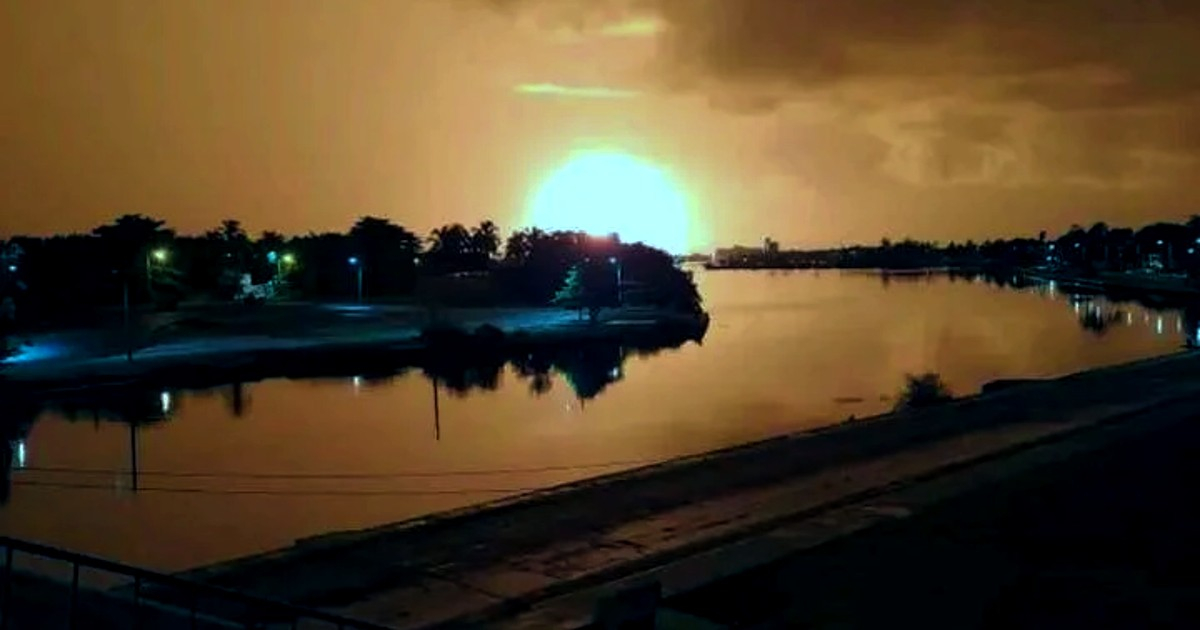 Destello de luz visto en Varadero al colapsar el tercer tanque en Matanzas © Cubadebate
