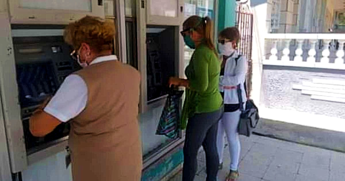 Usuarias cubanas de cajeros electrónicos © Radio Cabaiguán