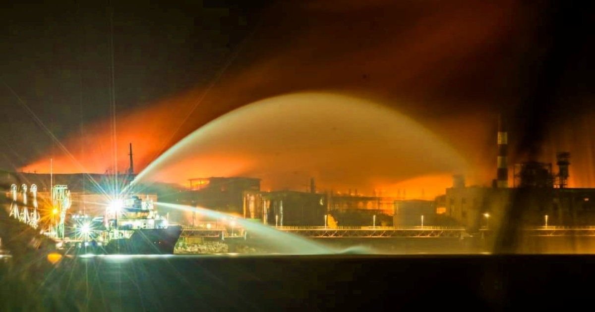 Barco mexicano intenta apagar el incendio desde aguas de la Bahía de Matanzas © Juventud Rebelde - Abel Rojas Barallobre