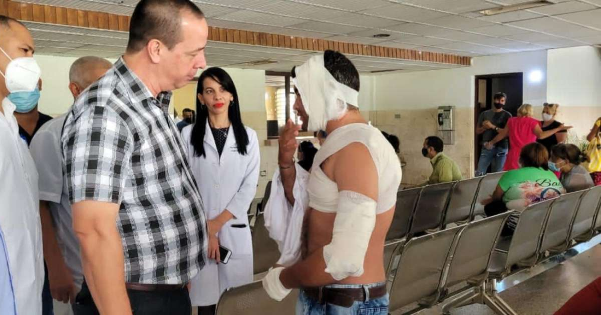 Ministro de Salud José Ángel Portal Miranda conversa con un herido © Radio26 Emisora Matanzas Cuba / Facebook