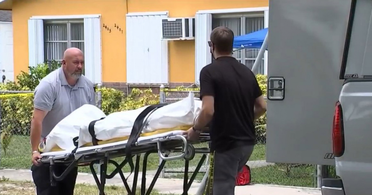 El cadáver de la víctima es retirado por la policía © Captura de video Telemundo 51
