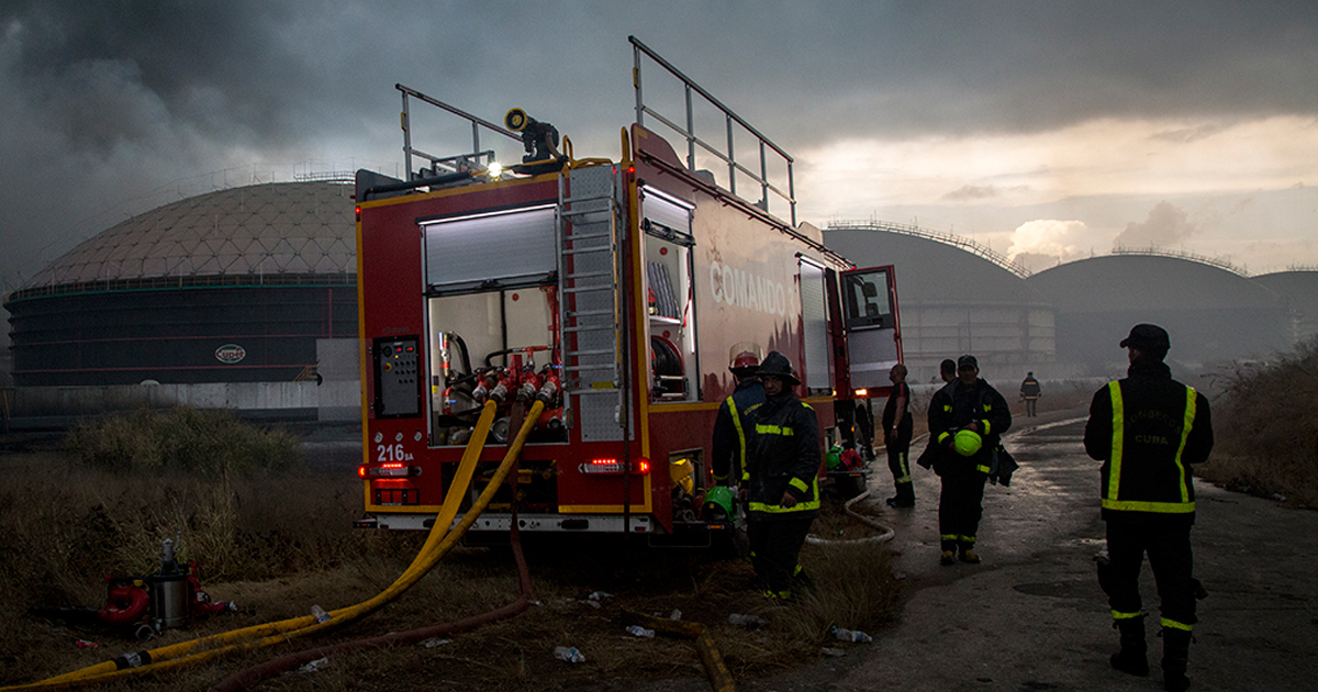 Bomberos aplican espuma para sofocar el incendio/ © Irene Pérez