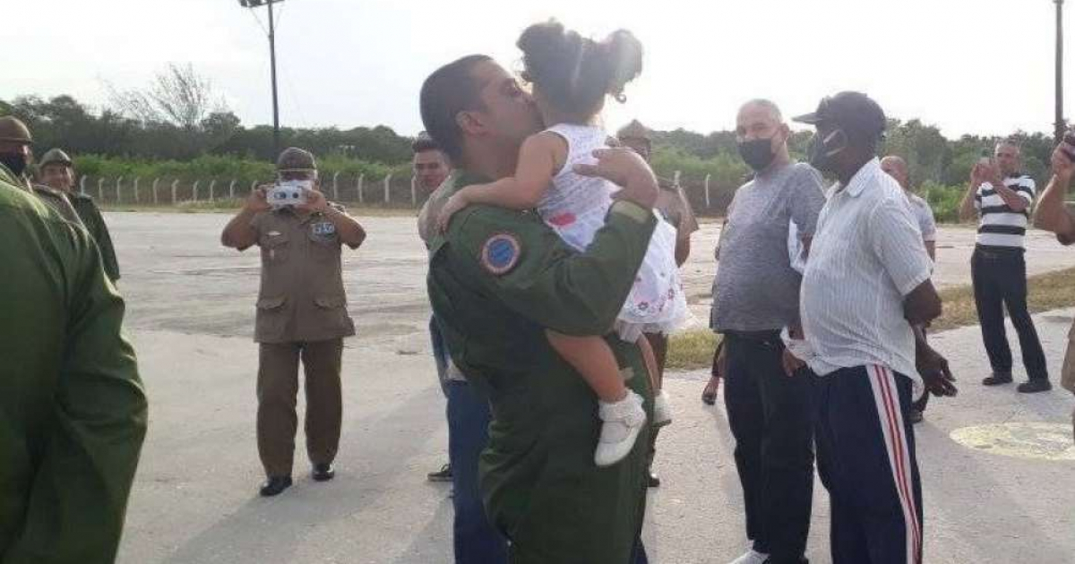 Piloto de Holguín abraza a su hija © Grethell Yamila Cuenca Durán / Facebook