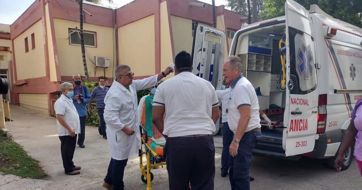 Ambulancia llega a hospital Calixto García con herido en el incendio © José Angel Portal Miranda / Twitter