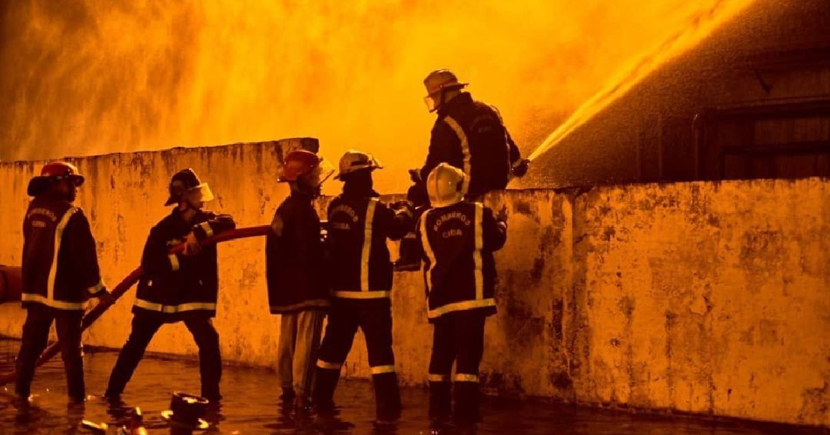 Bomberos en el incendio de la Base de Supertanqueros de Matanzas © Bohemia